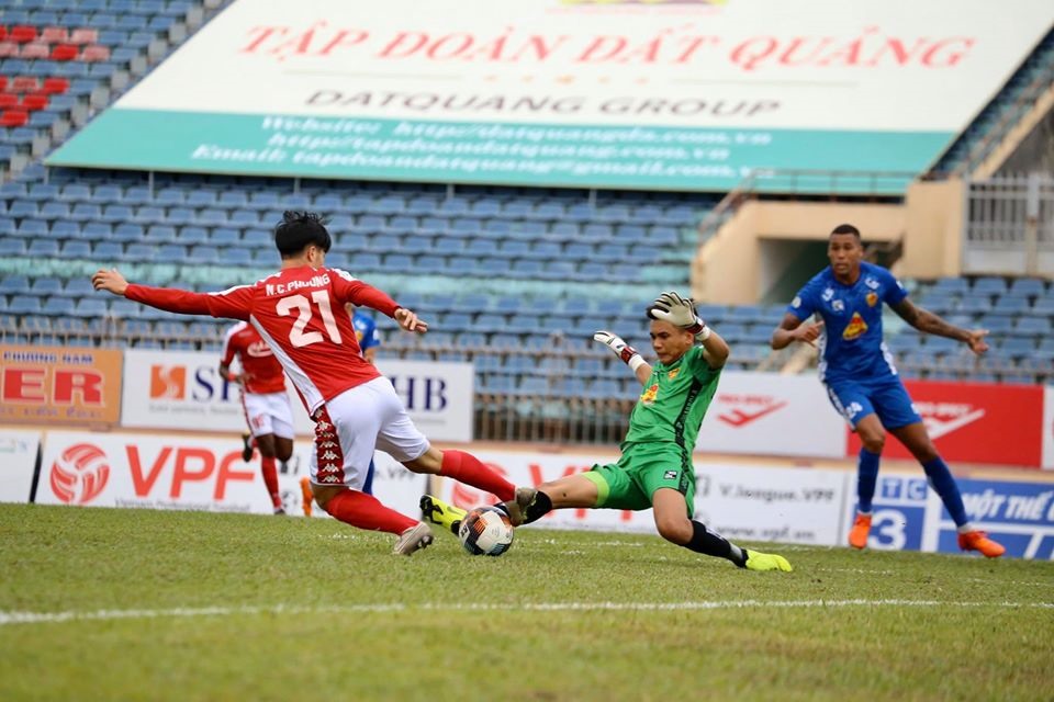Công Phượng để lại dấu ấn là pha kiến tạo thành bàn trước khi rời sân. Ảnh: HCMFC