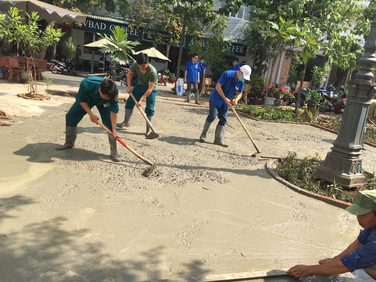Đoàn viên thanh niên tổng vệ sinh mặt bằng và bê tông hoá trên 100m vuông tại Công viên hoa Hồng Ngọc