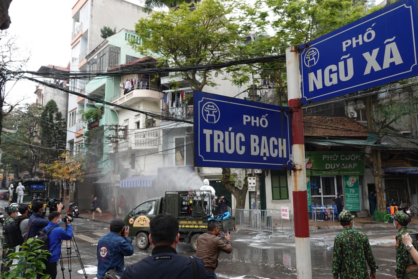 Trong sáng nay, các lực lượng của quân đội, trong đó có binh chủng hóa học, triển khai lực lượng đến khu vực các phố Trấn Vũ, Trúc Bạch và các phố xung quanh ở quận Ba Đình, Hà Nội để phun thuốc tiêu độc khử trùng. Ảnh: Hải Nguyễn
