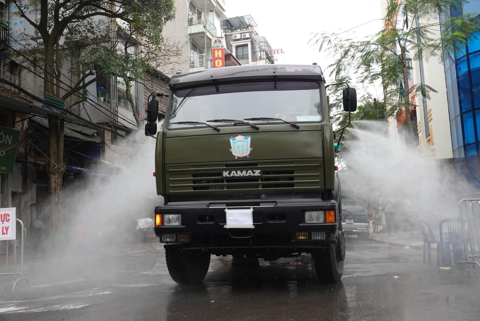 Trong sáng nay, các lực lượng của quân đội, trong đó có binh chủng hóa học, triển khai lực lượng đến khu vực các phố Trấn Vũ, Trúc Bạch và các phố xung quanh ở quận Ba Đình, Hà Nội để phun thuốc tiêu độc khử trùng. Ảnh: Hải Nguyễn
