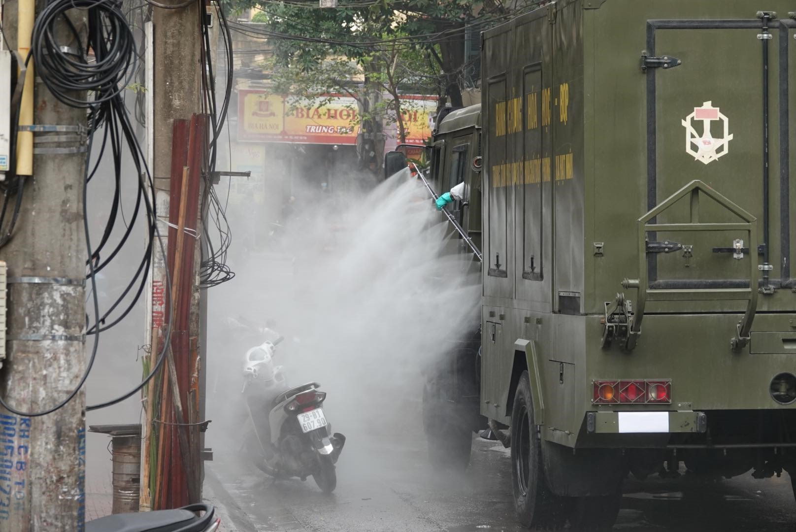 Trong sáng nay, các lực lượng của quân đội, trong đó có binh chủng hóa học, triển khai lực lượng đến khu vực các phố Trấn Vũ, Trúc Bạch và các phố xung quanh ở quận Ba Đình, Hà Nội để phun thuốc tiêu độc khử trùng. Ảnh: Hải Nguyễn