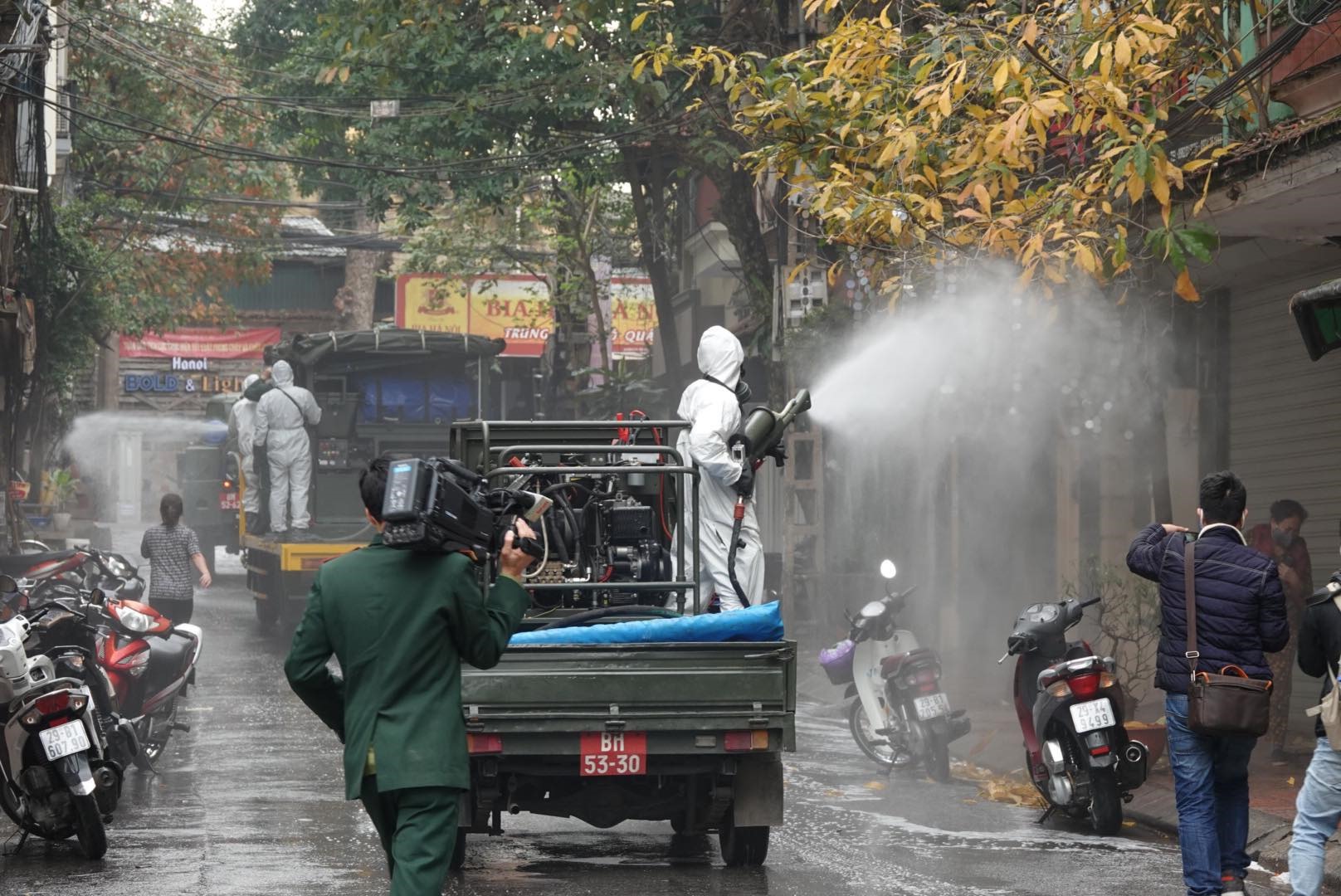 Trong sáng nay, các lực lượng của quân đội, trong đó có binh chủng hóa học, triển khai lực lượng đến khu vực các phố Trấn Vũ, Trúc Bạch và các phố xung quanh ở quận Ba Đình, Hà Nội để phun thuốc tiêu độc khử trùng. Ảnh: Hải Nguyễn