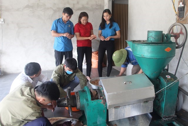 Cơ sở ép dầu lạc của chị Tuyết