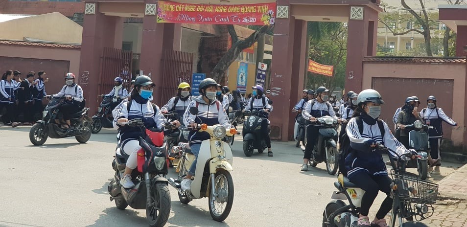 Học sinh THPT TP.Vinh đeo khẩu trang phòng dịch COVID-19. Ảnh: QĐ