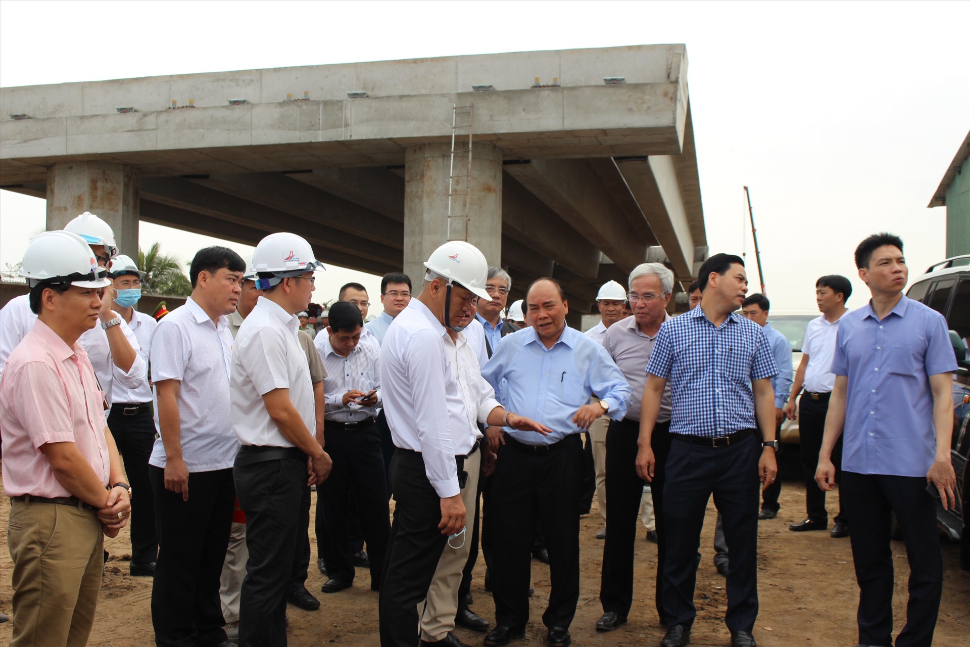 Thủ tướng tại hiện trường thi công dự án. Ảnh: K.Q