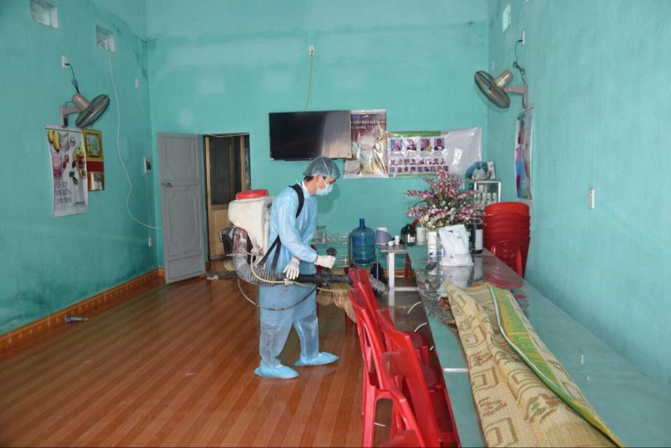 Nhân viên y tế đang phun khử trùng tại khu xóm Trại, xã Thủy Đường