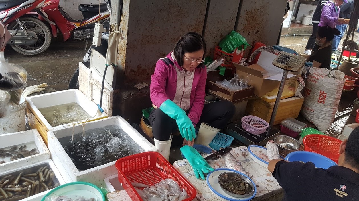 Chị Mỹ Vân cho biết, hải sản giá vẫn bình ổn, nguồn cung không thiếu. Ảnh: Kh.V