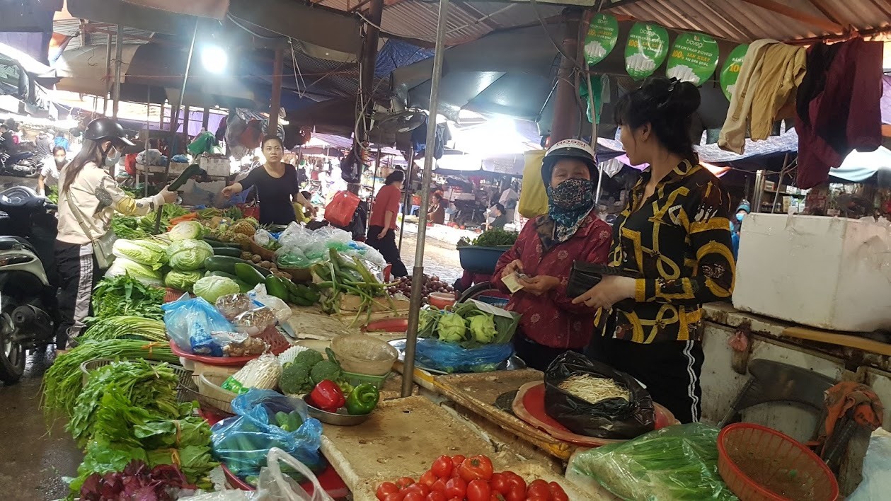 Nhịp điệu mua bán tại các chợ trở lại bình thường. Ảnh: Kh.V