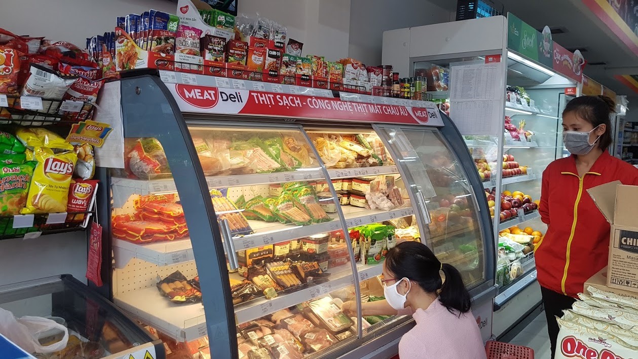 Chị Thu Lan đi chợ hàng ngày, không tích trữ. Ảnh: Kh.V