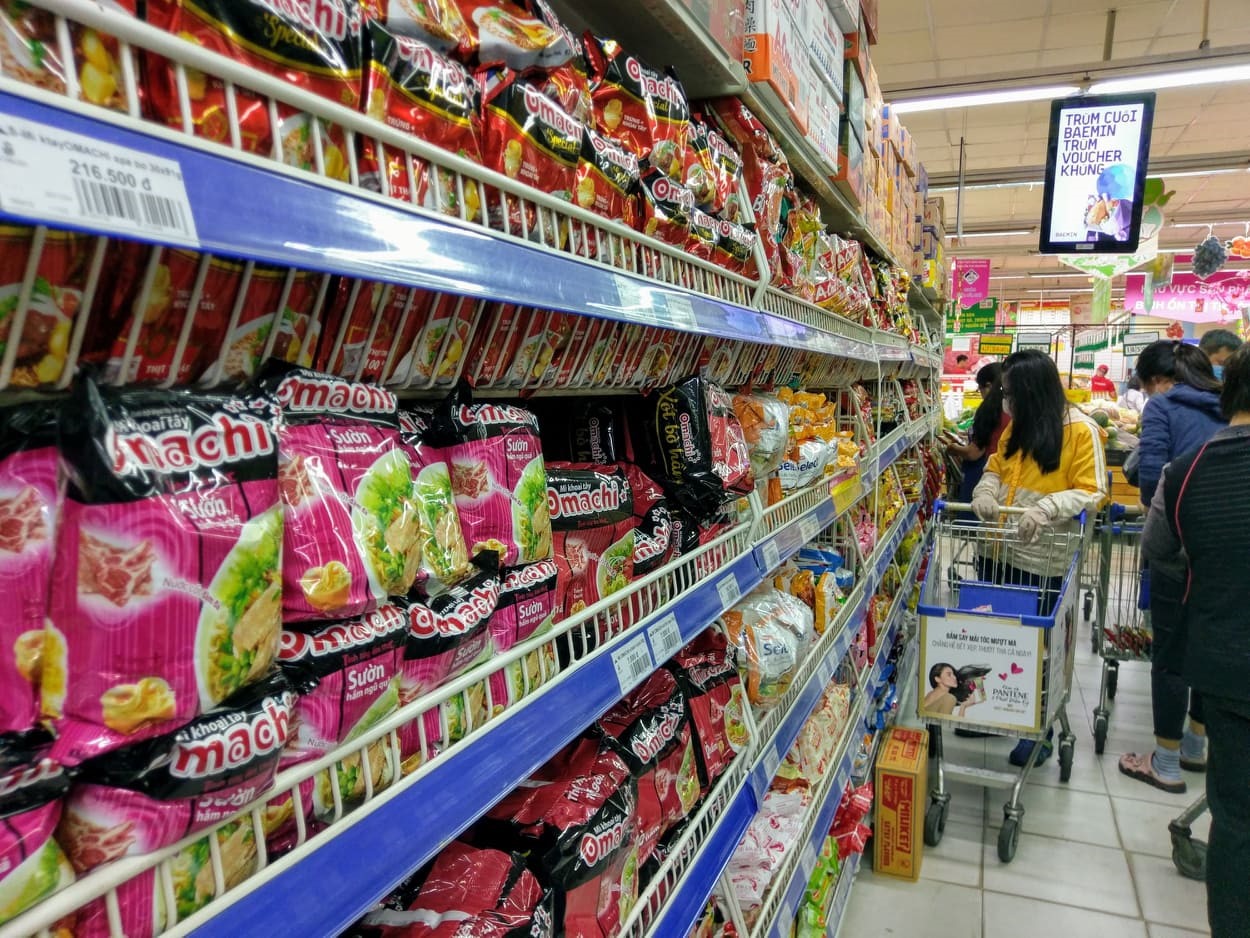 Theo ghi nhận tại nhiều điểm siêu thị lớn tình hình lượng người dân mua sắm rất đông. Tuy nhiên, hàng hoá tại các siêu thị vẫn rất phong phú đa dạng, đáp ứng đủ nhu cầu người tiêu dùng. Tại siêu thị Co.opmart trên đường Nguyễn Đình Chiểu (quận 3), các kệ hàng khăn giấy, đồ hộp, mì gói luôn đầy ắp.