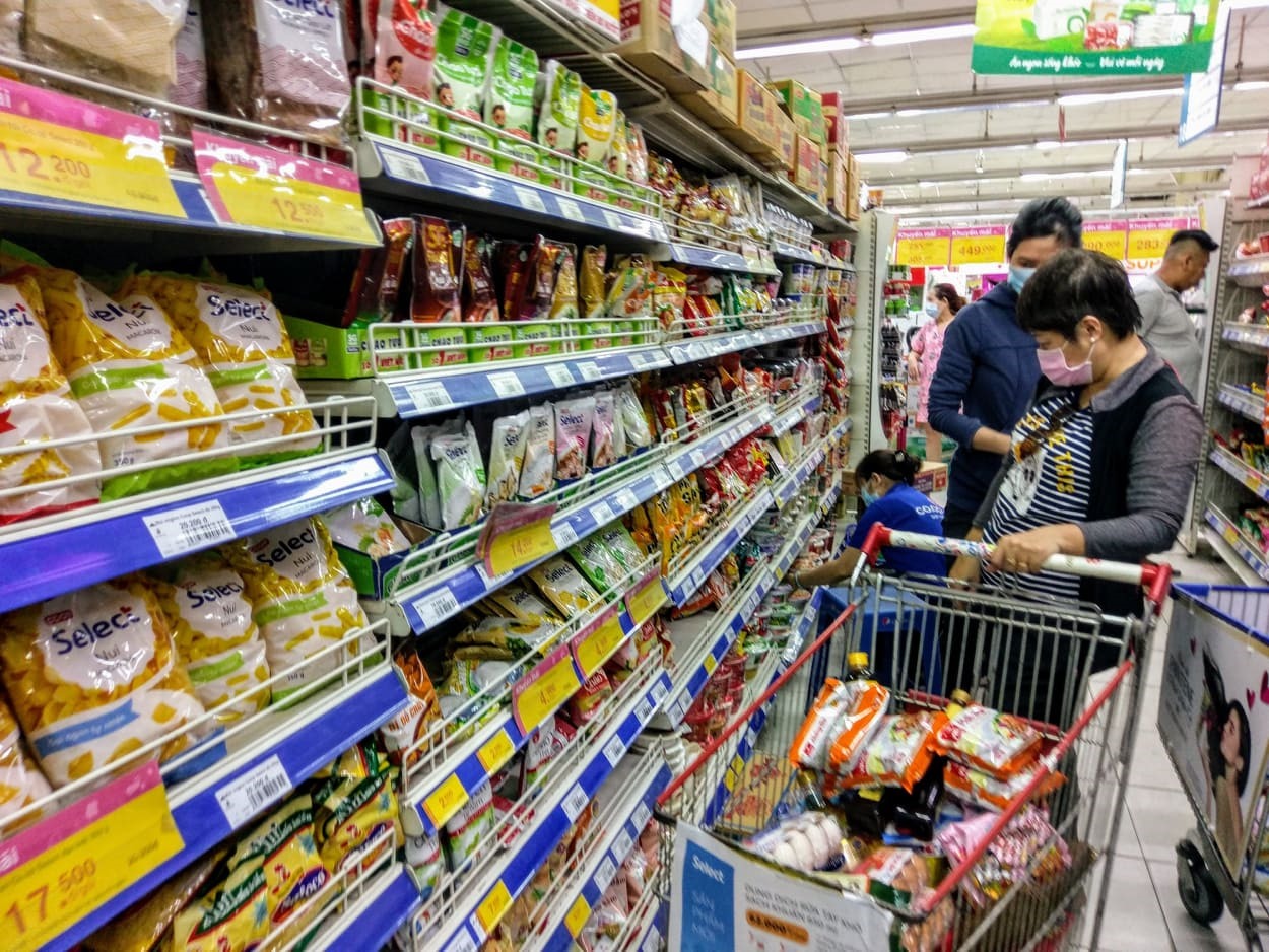 Chị Hoàng Ngọc Vy (quận 3) cho biết chị đi siêu thị cuối tuần chứ không phải lo lắng về dịch. “Tôi thấy siêu thị nay đông hơn thường lệ, cũng hỏi chuyện qua lại mấy người quen. Họ cũng như tôi, không phải đi mua đồ tích trữ vì hàng hóa lúc nào cũng nhiều“.