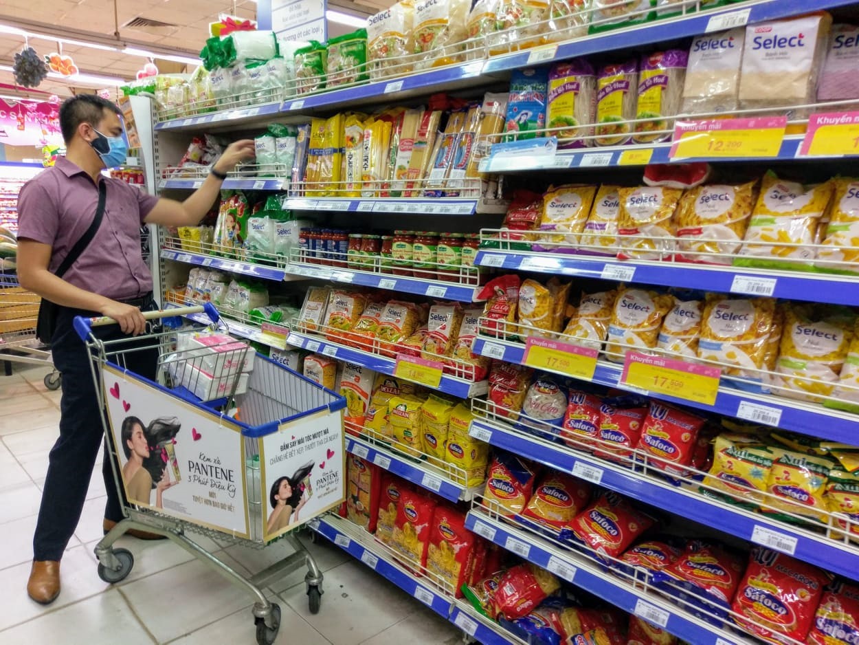 Thông tin từ Liên hiệp HTX Thương mại TPHCM, tại các Co.opmart TPHCM, sức mua tăng từ 30 – 40% so với ngày bình thường vì lý do 2 ngày cuối tuần nên người dân tập trung mua sắm cho cả tuần kế tiếp. Hàng hóa luôn đầy ắp, không trống quầy. Hệ thống cũng không ghi nhận tình trạng thu gom, đầu cơ.