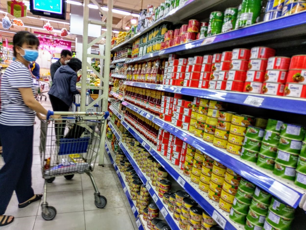 Đại diện Saigon Co.op cho biết hàng hóa dự trữ cho riêng dịch bệnh tương đương với lượng hàng dự trữ cho dịp Tết Nguyên Đán vừa qua. Các mặt hàng này có thể kể như: gạo, mì tôm, nước tinh khiết, đồ hộp, sữa, gel rửa tay, khẩu trang vải, giấy vệ sinh, chất tẩy rửa … Trong nhóm này, các mặt hàng đặc thù dành riêng cho phòng chống bệnh về đường hô hấp như gel rửa tay, khẩu trang … được đặc biệt chú trọng và luôn sẵn sàng tăng cường cho các điểm bán.