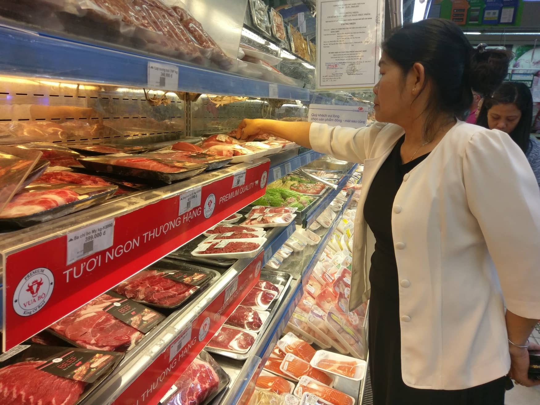 Đại diện Công ty cổ phần Việt Nam Kỹ nghệ súc sản (Vissan) nhấn mạnh, hiện mặt hàng thịt heo cung ứng ra thị trường không có dấu hiệu sụt giảm. Đối với sản phẩm thực phẩm chế biến, các doanh nghiệp đều khẳng định sản lượng đảm bảo đủ cung ứng đến hết quý 2/2020 và đảm bảo không tăng giá. Hiện nguồn hàng thực phẩm chế biến tại Vissan chiếm 1/2 tỷ trọng sản xuất của công ty, nguyên liệu dự trữ cho sản xuất đủ dùng đến tháng 3.2021, do đó giá thành sản phẩm sẽ luôn được đảm bảo.