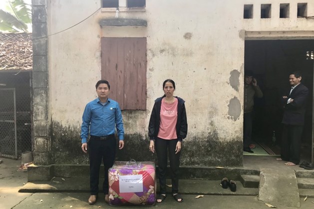 Đồng chí Nguyễn Thanh Phương  - Chủ tịch LĐLĐ huyện Tân Yên - tặng quà cho gia đình chị Cử.