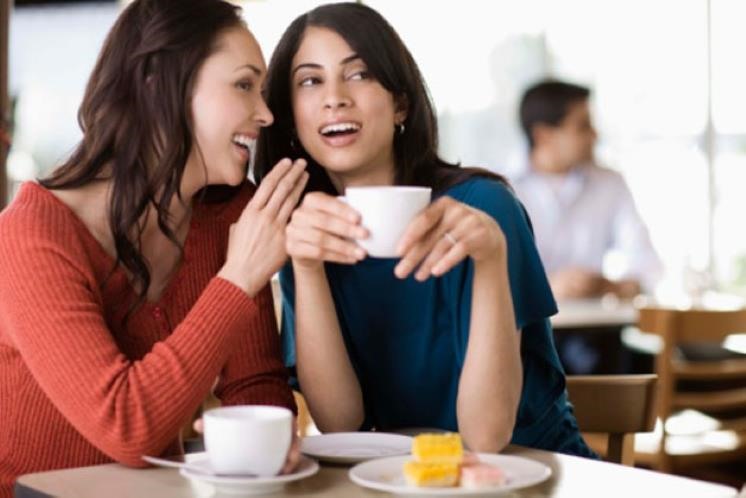 Nói chuyện với bạn thân sẽ giúp tâm trạng thoải mái hơn.