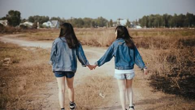 / Khi bị người yêu bỏ rơi, người con gái sẽ cần bạn thân để an ủi. Ảnh: T. L.