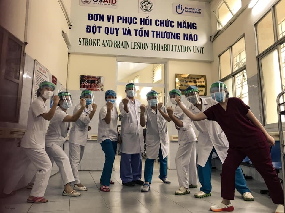Tinh thần quyết tâm vượt qua dich bệnh của nhân viên y tế Bệnh viện Bạch Mai. Chùm ảnh trong bài do bác sĩ Đặng Tú - Trung tâm Phục hồi chức năng - Bệnh viện Bạch Mai - cung cấp.