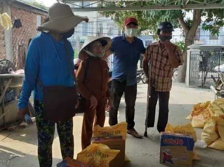 Nhóm thiện nguyện ở Hội An trao 200 suất quà cho những người bán vé số trên địa bàn.