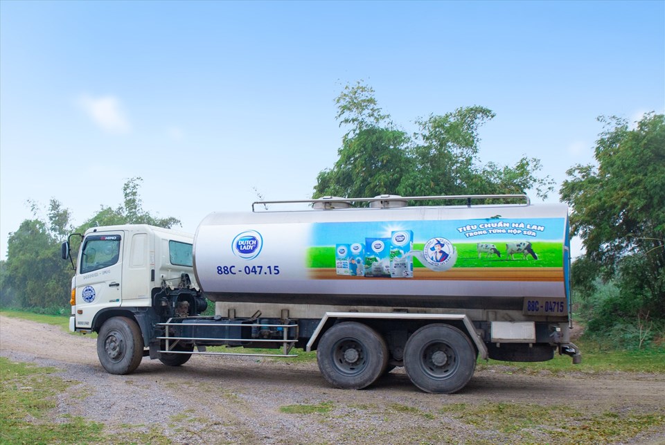 Từng chuyến xe bồn chở sữa nguyên liệu về nhà máy để sản xuất ra sản phẩm sữa Cô Gái Hà Lan an toàn và tươi ngon Từng chuyến xe bồn chở sữa nguyên liệu về nhà máy để sản xuất ra sản phẩm sữa Cô Gái Hà Lan an toàn và tươi ngon