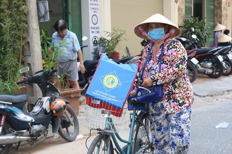 Người bán vé số dạo nhận được hỗ trợ từ các Cty xổ số