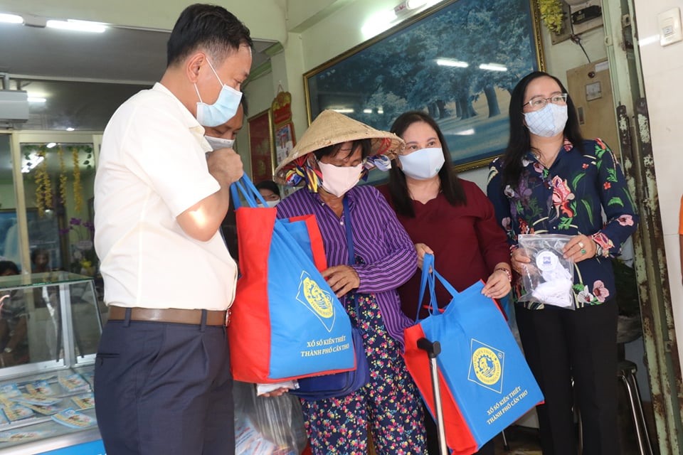 Cty XSKT Cần Thơ trao quà cho những người bán vé số dạo