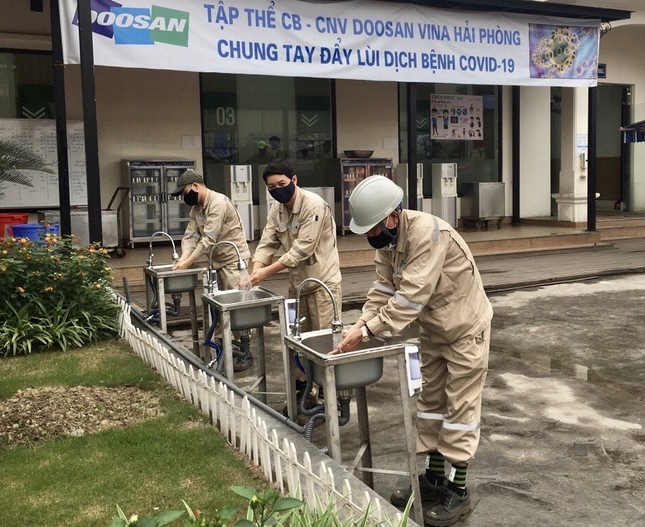 Người lao động chấp hành rửa tay sát khuẩn 6 bước, đeo khẩu trang trước khi vào nhà ăn. Ảnh ĐL