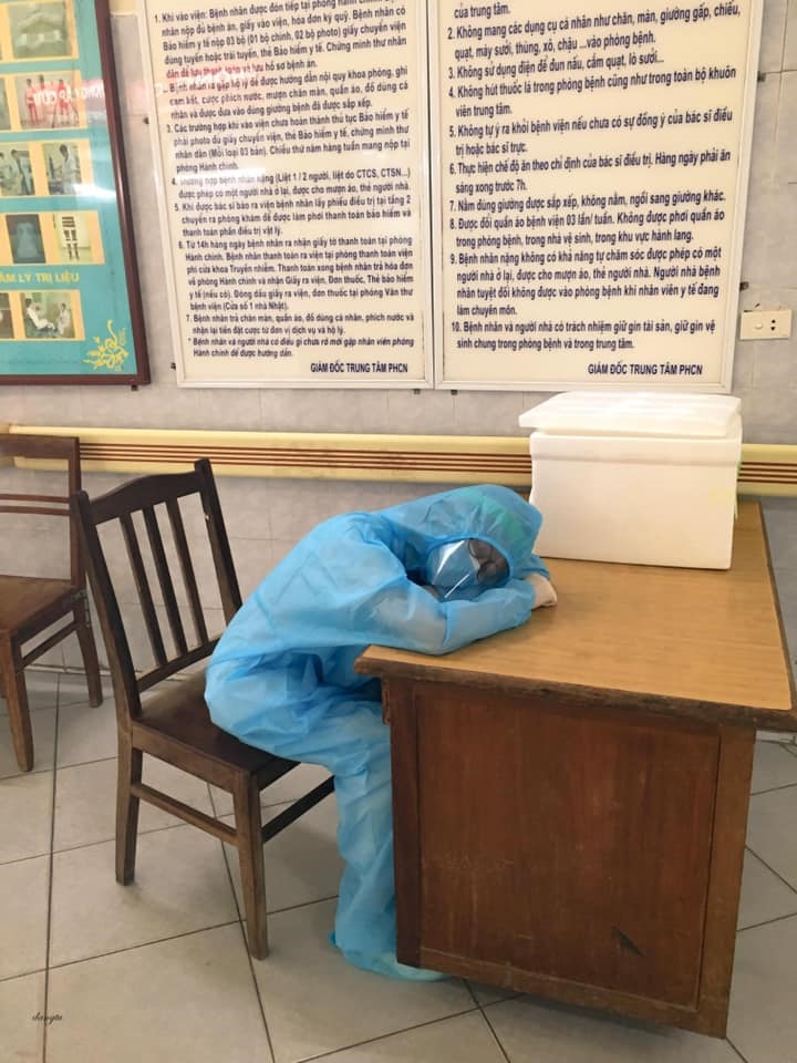 Giấc ngủ ngay tại bàn làm việc