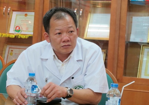 Tiến sĩ Dương Đức Hùng trao đổi. Ảnh: BVCC.