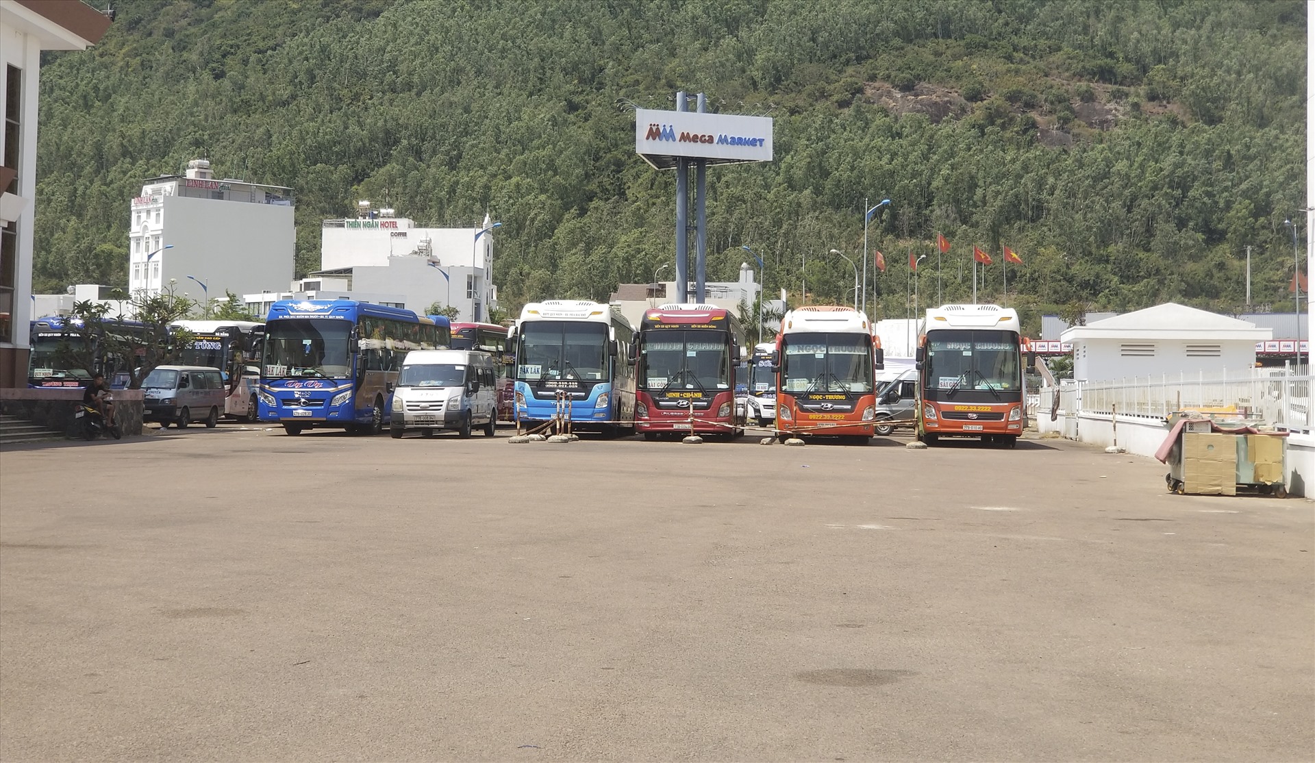 Bến xe khách Trung tâm Quy Nhơn cũng vắng người.
