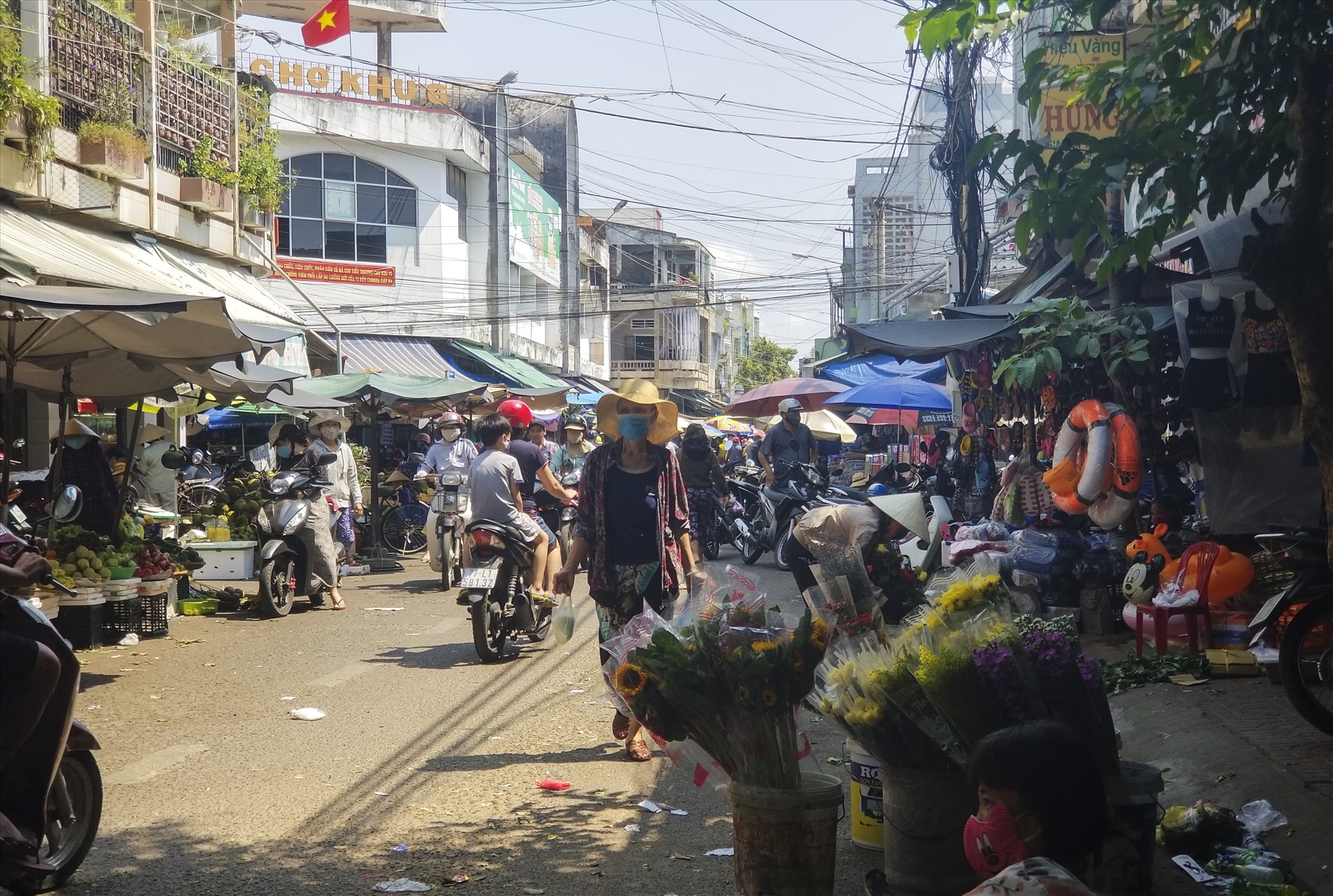 Chợ Khu 6 (TP.Quy Nhơn) cảnh mua cánh vẫn diễn ra bình thường.