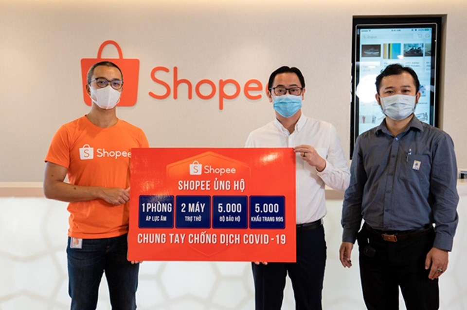 Đại diện Shopee Việt Nam (trái) trao tặng biểu trưng 2 máy trợ thở, 1 phòng cách ly áp lực âm, 5.000 khẩu trang y tế N95 và 5.000 bộ bảo hộ y tế cho đại diện Hội Thầy thuốc trẻ Việt Nam Đại diện Shopee Việt Nam (trái) trao tặng biểu trưng 2 máy trợ thở, 1 phòng cách ly áp lực âm, 5.000 khẩu trang y tế N95 và 5.000 bộ bảo hộ y tế cho đại diện Hội Thầy thuốc trẻ Việt Nam
