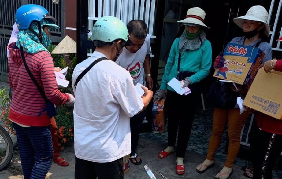 Tại TP.Tam Kỳ cũng nhiều mạnh thường quân cùng chung tay giúp đỡ những người có hoàn cảnh khó khăn. Ảnh: TC