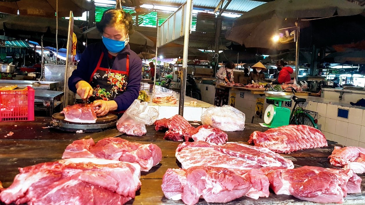 Bà Vũ Thị Bảy cho biết, mặc dù giá lợn hơi giảm, nhưng giá lợn mảnh nhập vào cao khiến giá bán lẻ cũng cao theo. Ảnh: Kh.V