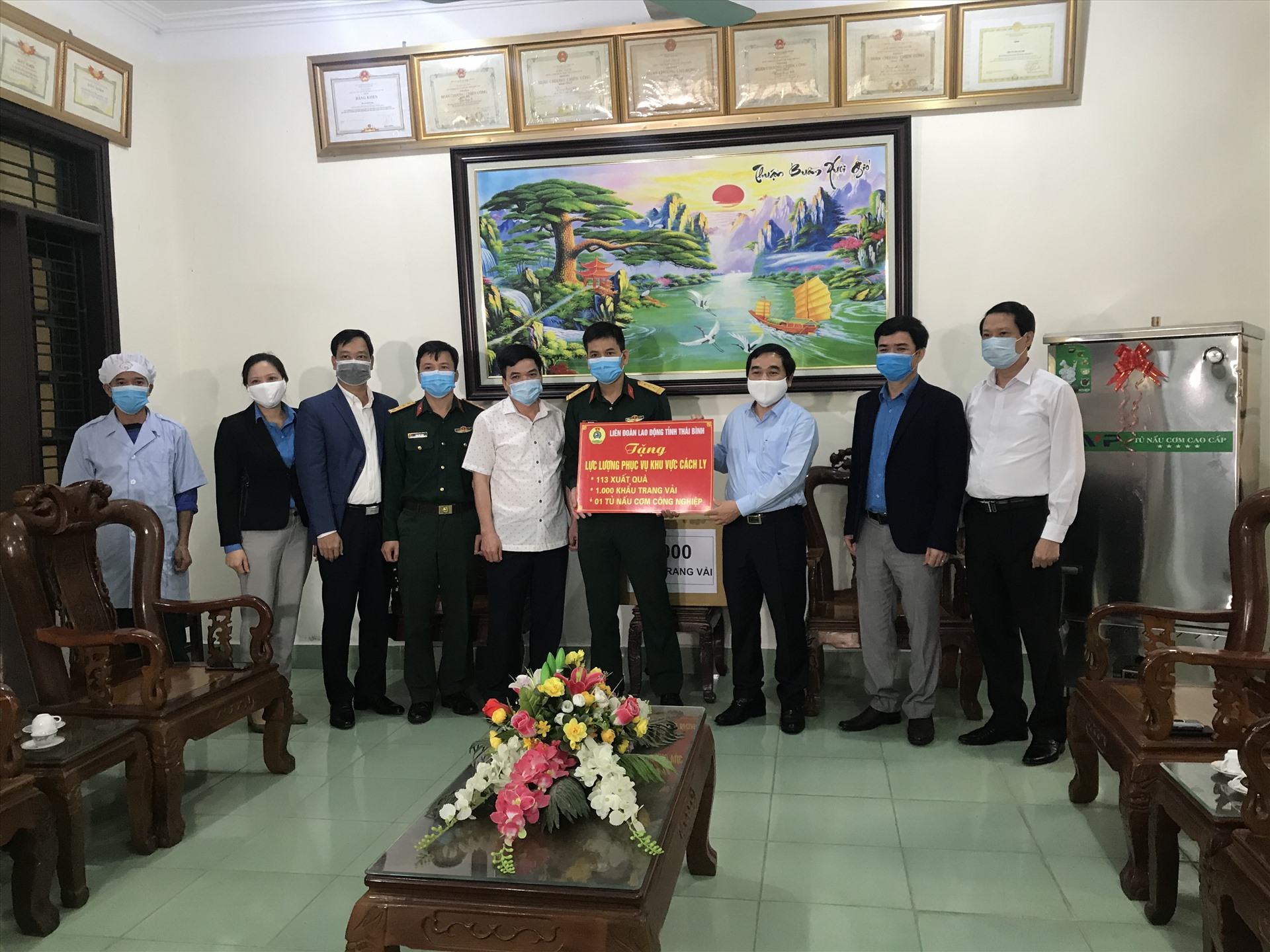 Lãnh đạo Tỉnh ủy, Liên đoàn Lao động tỉnh trao tặng quà cho cán bộ, chiến sỹ Trung đoàn 568.