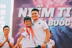 Quang Hải và đồng đội truyền thông điệp "15 ngày lành mạnh"