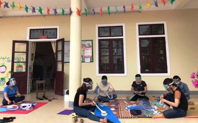 Đoàn viên Công đoàn Trường Mầm non Hương Giang (Hương Khê) tham gia làm kính chống giọt bắn để tặng cán bộ, nhân viên làm nhiệm vụ tại khu cách ly.