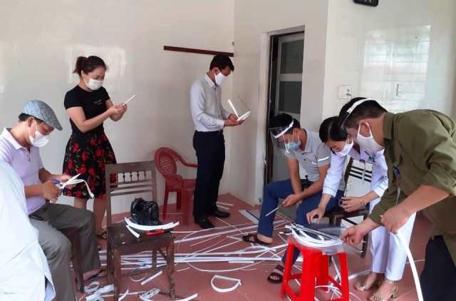 Đoàn viên CĐCS Bệnh viện Tâm Thần Hà Tĩnh làm kính chống giọt bắn