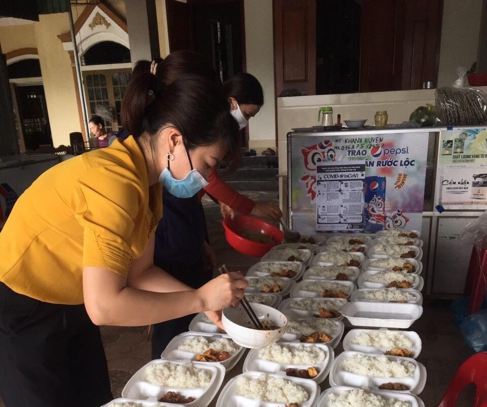 Đoàn viên công đoàn cơ sở ở Thạch Hà tham gia nấu ăn phục vụ tại điểm cách ly của huyện