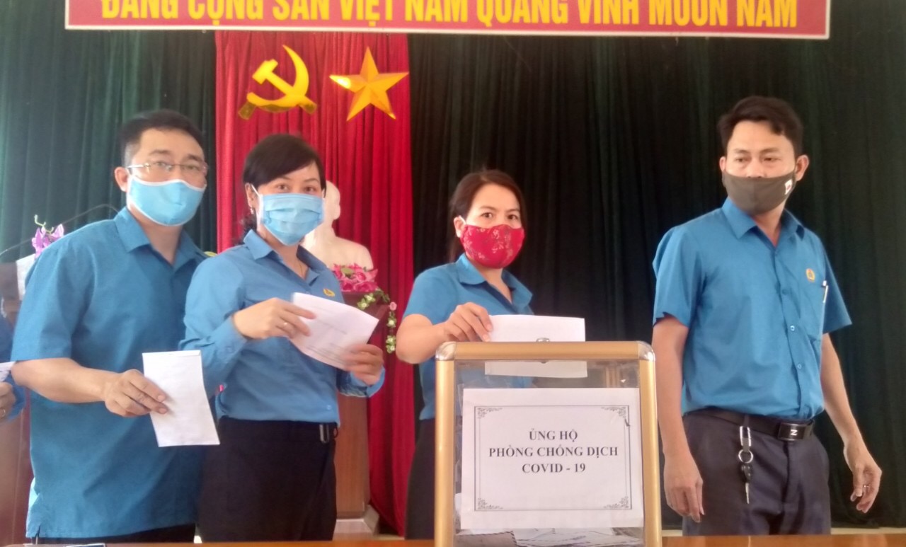 Cán bộ công đoàn chuyên trách huyện Thạch Hà quyên góp ủng hộ phòng chống dịch