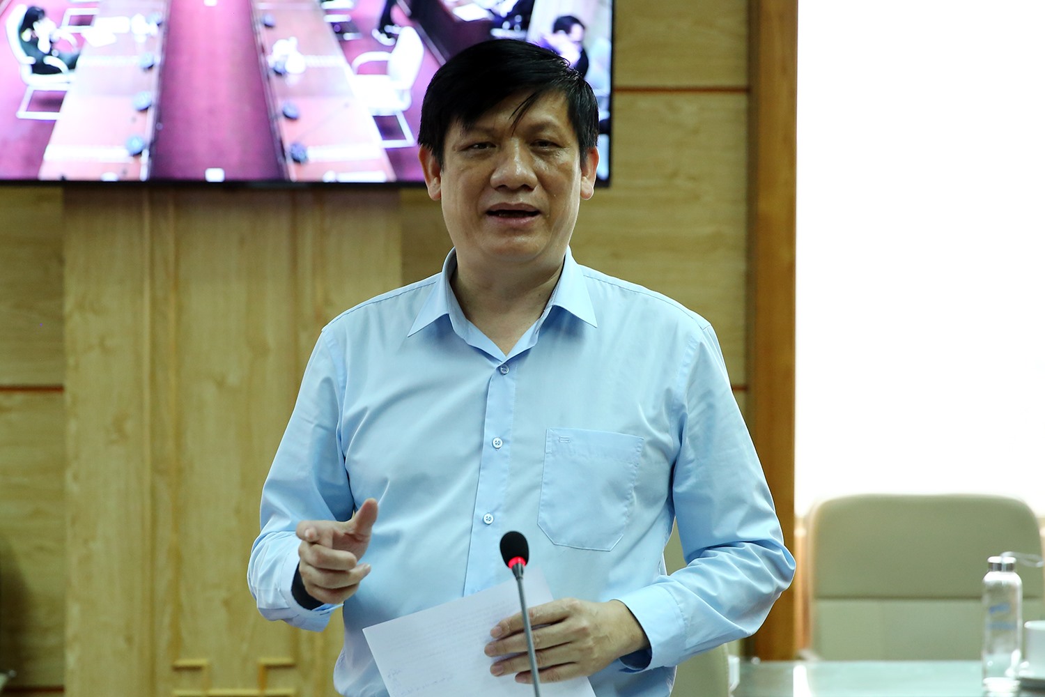 Thứ trưởng Bộ Y tế Nguyễn Thanh Long nhấn mạnh: Cần thực hiện nghiêm nguyên tắc bệnh nhân ở tuyến nào, điều trị ở tuyến đó. Ảnh: VGP/Đình Nam