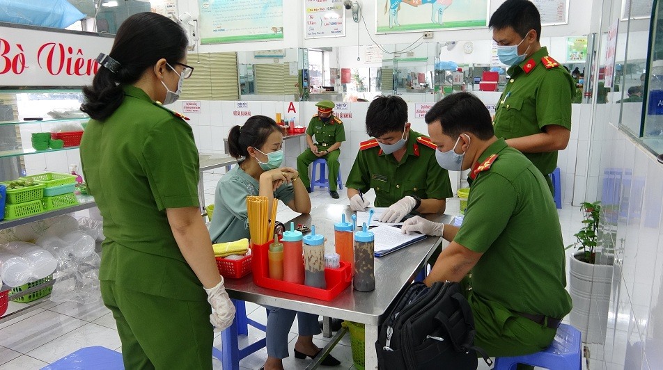 Công an quận 1 kiểm tra, nhắc nhở các cơ sở kinh doanh dịch vụ ăn uống về phòng dịch COVID-19. Ảnh: CACC.