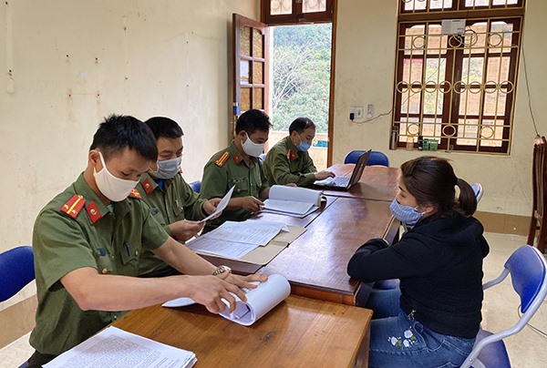 Cơ quan công an làm việc với trường hợp vi phạm.