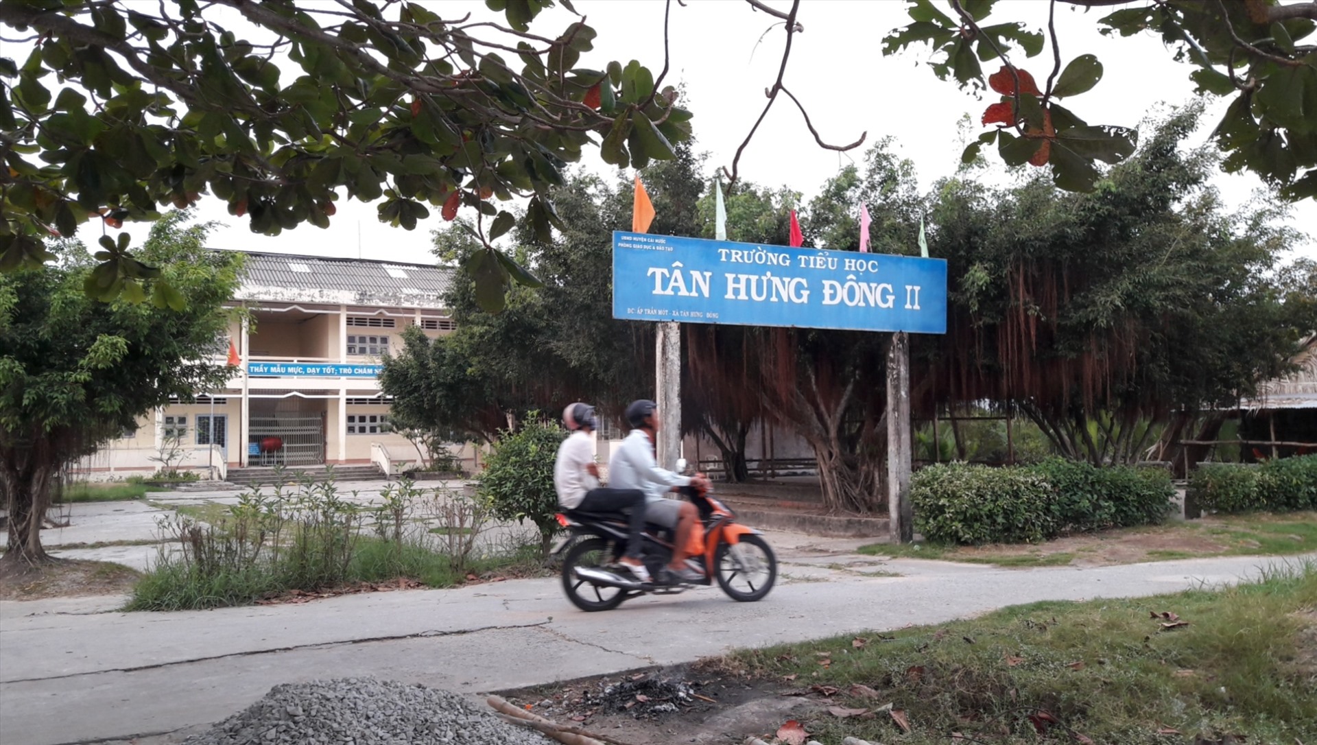 Tiếp nối dự án mang nước sạch và năng lượng xanh cho bà con xã Tân Hưng Đông, chương trình Góp năng lượng -Tỏa yêu thương tiếp tục triển khai tại xã