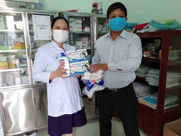 Ảnh 2: Thầy Vũ trao tặng khẩu trang, xà phòng cho trạm y tế, bệnh viện. Ảnh NVCC