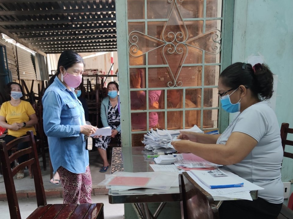 Người dân đăng ký BHYT hộ gia đình. Ảnh: BHXH TPHCM cung cấp. Người dân đăng ký BHYT hộ gia đình. Ảnh: BHXH TPHCM cung cấp.