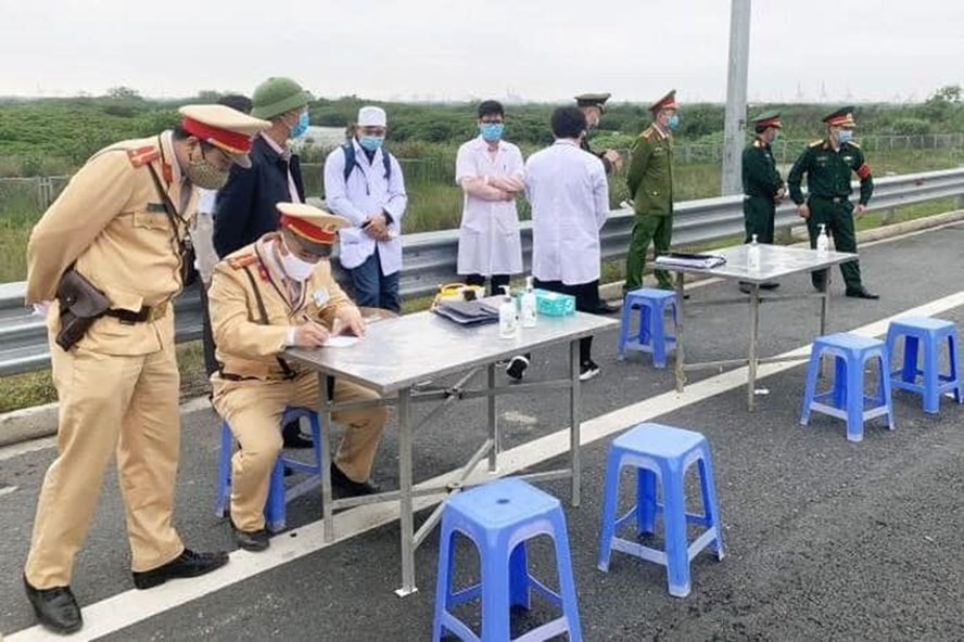 Công an TP Hà Nội triển khai lực lượng giám sát cách ly. Ảnh: Công an TP Hà Nội
