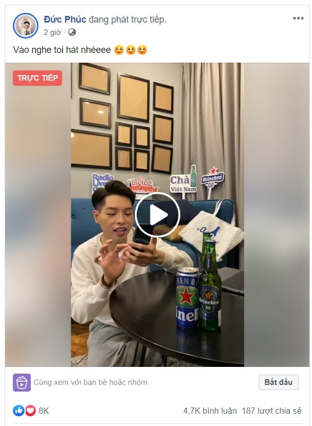 Ca sĩ Đức Phúc livestream vừa hát vừa giao lưu với người hâm mộ trên trang cá nhân. Ảnh nguồn: Facebook.