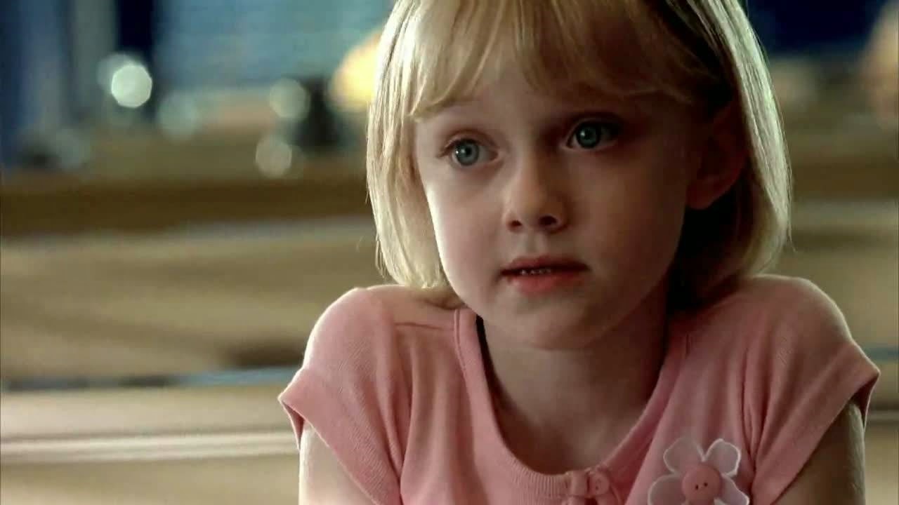 Diễn viên Dakota Fanning vai bé Lucy. Ảnh: Cắt từ phim.