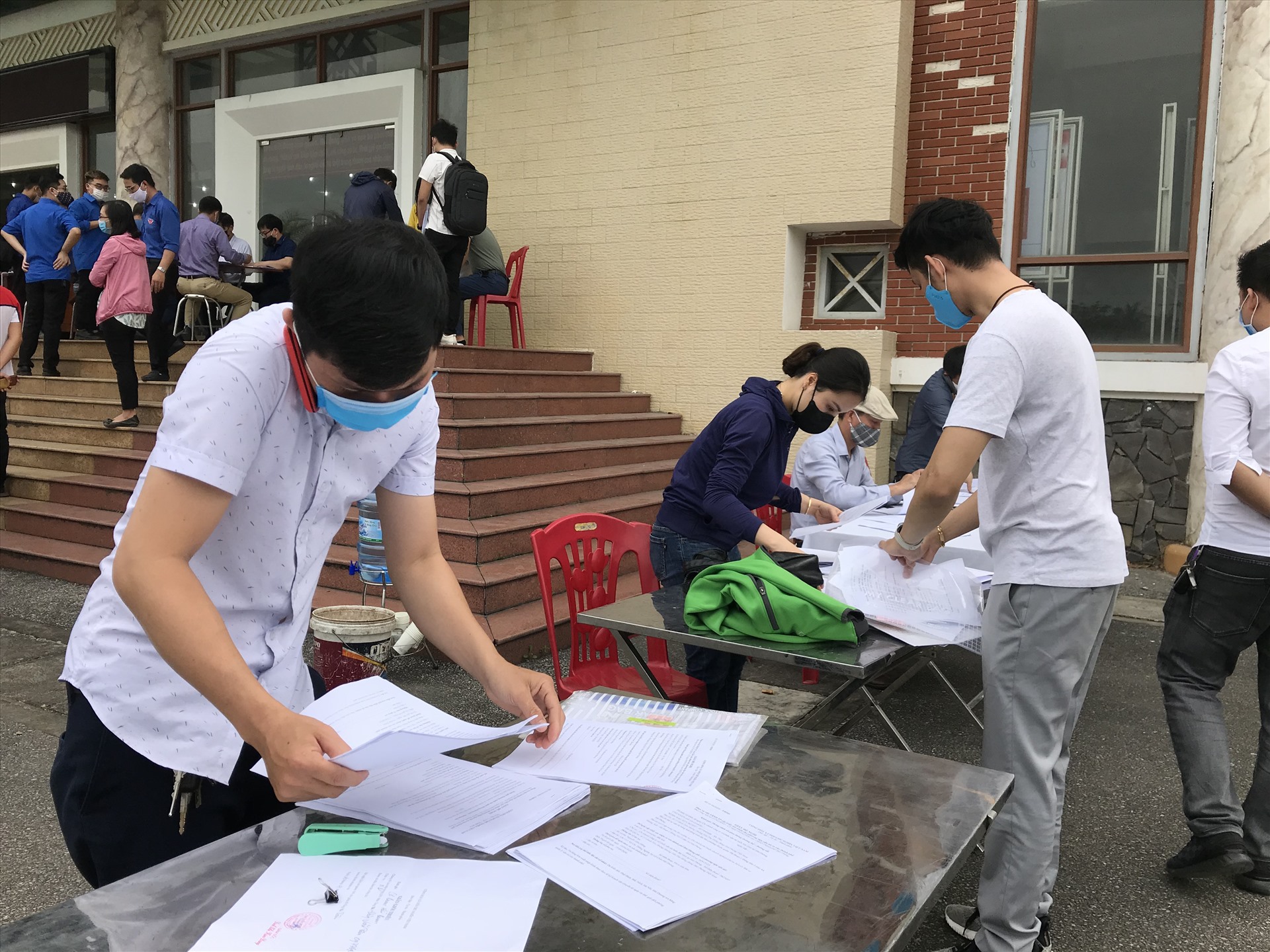Nhiều chủ phương tiện, doanh nghiệp có mặt từ sớm để hoàn thiện thủ tục cấp phép ra vào Hải Phòng. Ảnh Mai Dung